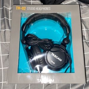 TASCAM TH-02 Studio Headphones